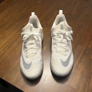 NWOT NIKE MENS White Basketball shoes. Size 13. Barely worn great condition